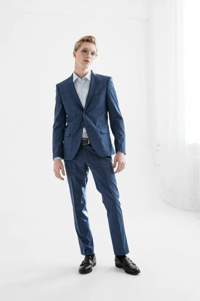 На фото: мужской костюм арт. SU21028-SL, сорочка арт. SH20063-SL