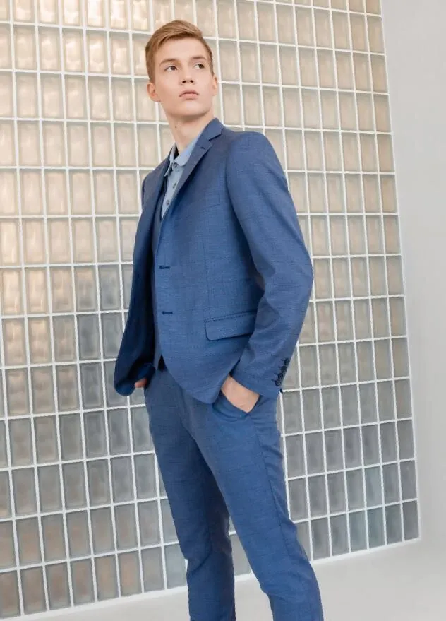 На фото: мужской костюм арт. SU22043-SL, жилет арт. V22043, рубашка-поло арт. TS22016-P