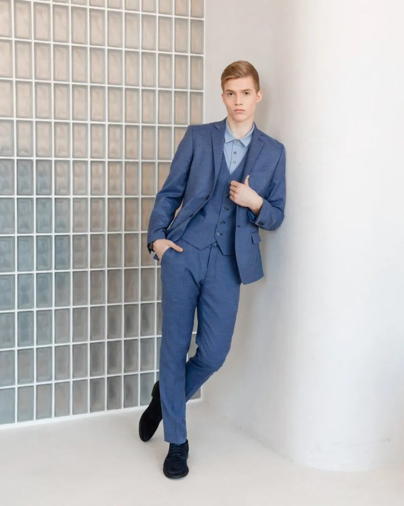 На фото: мужской костюм арт. SU22043-SL, жилет арт. V22043, рубашка-поло арт. TS22016-P