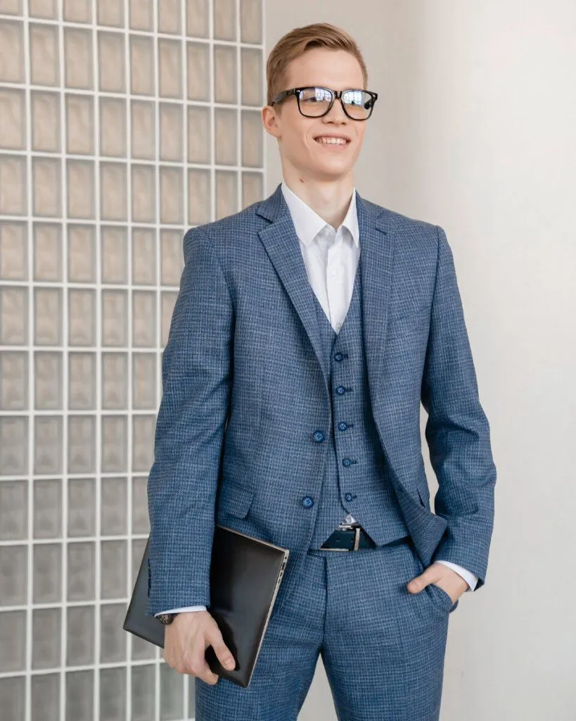 На фото: мужской костюм арт. SU22049-SL, жилет арт. V22049