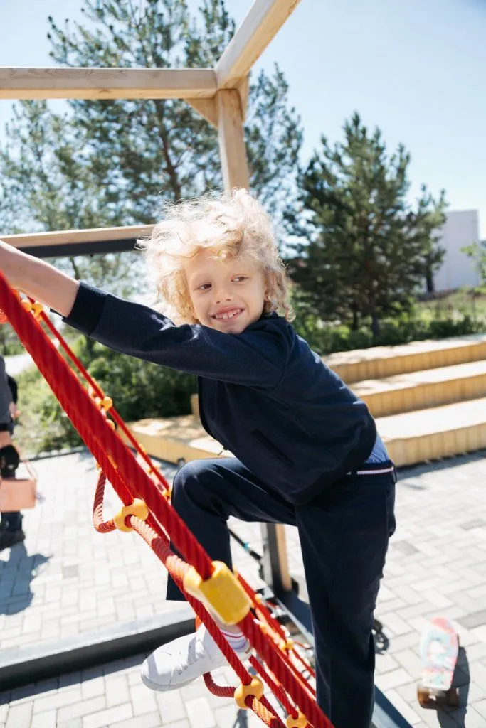 На фото: Бомбер SW21B015; Сорочка SH20J072-K-SL; Брюки TR21B015-313