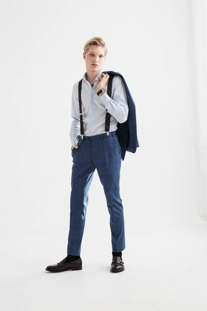 На фото: мужской костюм арт. SU21028-SL; сорочка арт. SH20063-SL; ремень и подтяжки Peplos