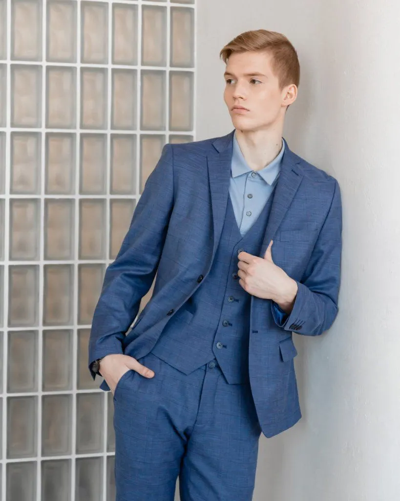 На фото: мужской костюм арт. SU22043-SL, жилет арт. V22043, рубашка-поло арт. TS22016-P