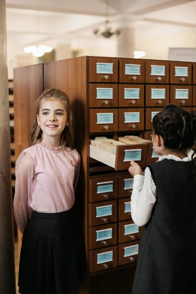 На фото: Блузка JKN21G008; юбка SK21G014