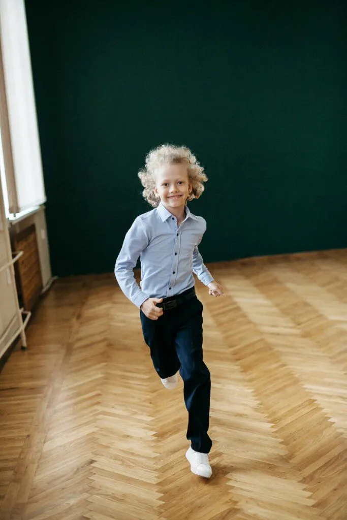 На фото: Трикотажная сорочка SH21J062-SL; брюки TR21B101