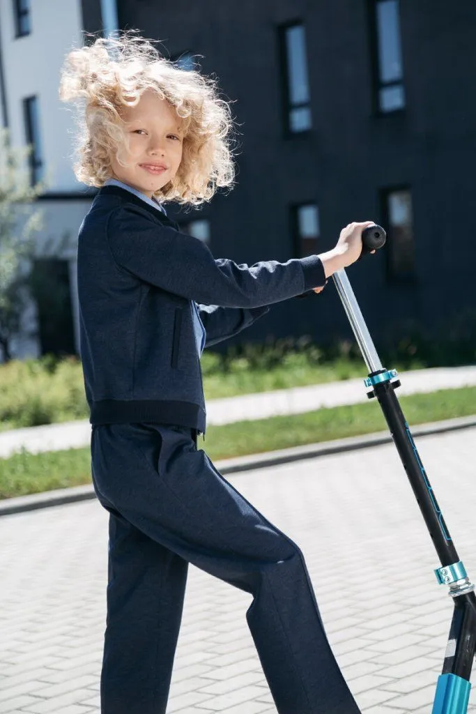 На фото: Бомбер SW21B015; Сорочка SH20J072-K-SL; Брюки TR21B015-313