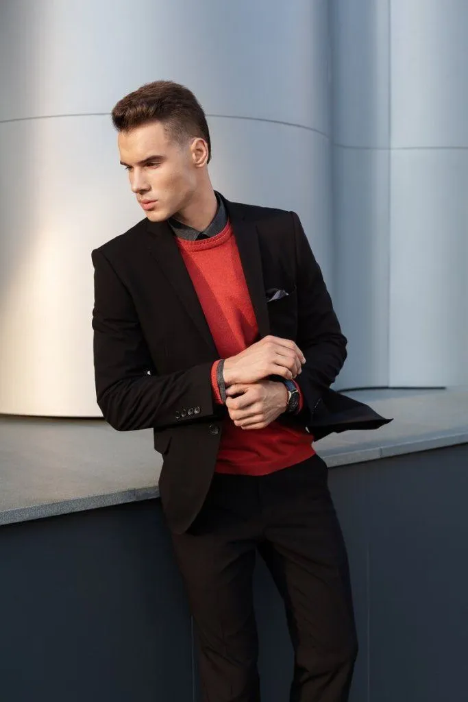 На фото: мужской костюм арт. SU19006-SL; джемпер арт. KN21J015; сорочка арт. SH21162-SL