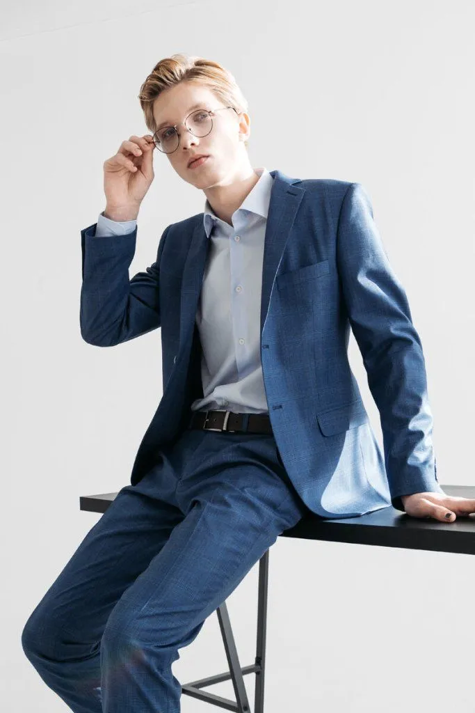 На фото: мужской костюм арт. SU21028-SL; сорочка арт. SH20063-SL; ремень Peplos