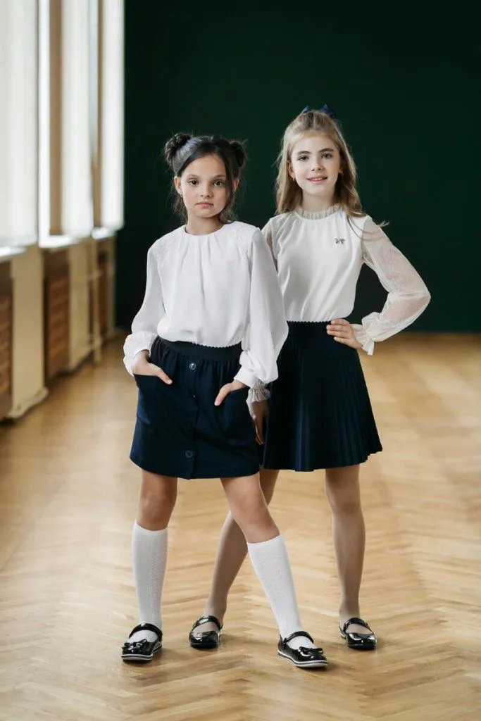 На фото: Look 1: Блузка: JKN21G005; Юбка: SK21G105 Look 2: Блузка: KN21G007; Юбка: SK21G106