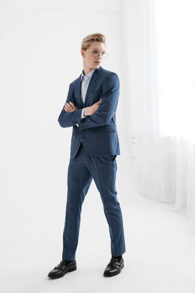 На фото: мужской костюм арт. SU21028-SL; сорочка арт. SH20063-SL; ремень Peplos