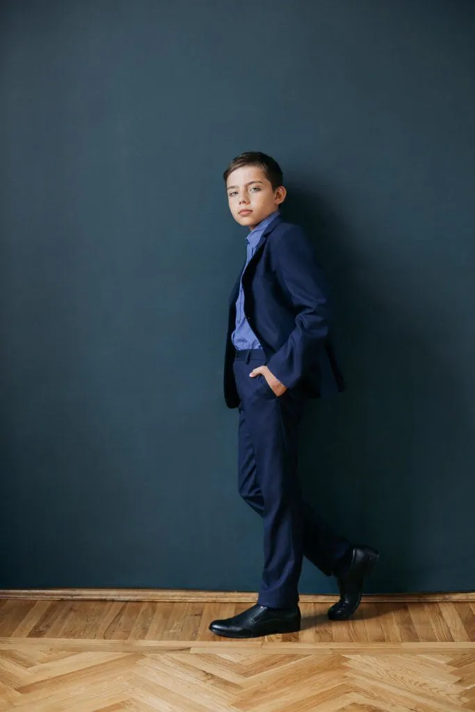 На фото: Сорочка SH20J133-R; Костюм SU21B008-347