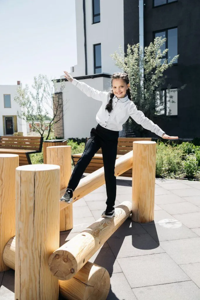 На фото: Блузка SH21G061-R; Брюки TR21G001