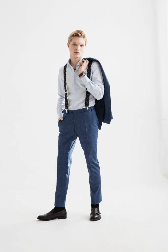 На фото: мужской костюм арт. SU21028-SL, сорочка арт. SH20063-SL, ремень и подтяжки Peplos