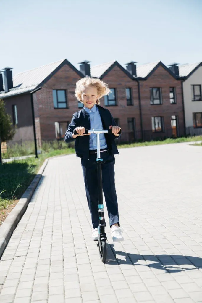 На фото: Бомбер SW21B015; Сорочка SH20J072-K-SL; Брюки TR21B015-313