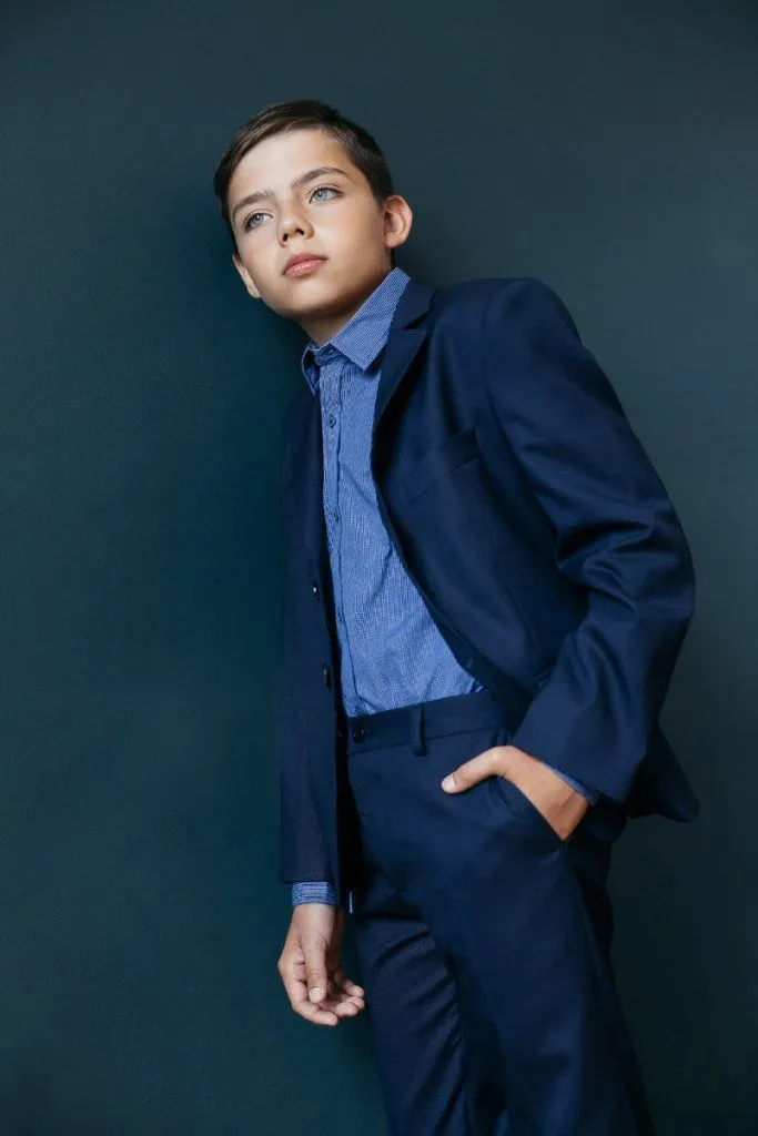 На фото: Сорочка SH20J133-R; Костюм SU21B008-347