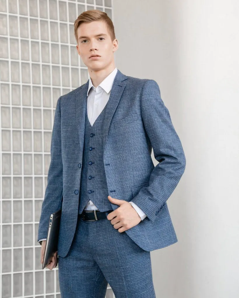 На фото: мужской костюм арт. SU22049-SL, жилет арт. V22049