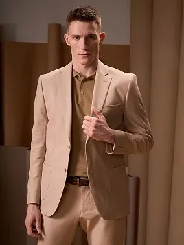 ЛЬНЯНОЙ КОСТЮМ С НАКЛАДНЫМИ КАРМАНАМИ PEPLOS SU26801-R БЕЖЕВЫЙ